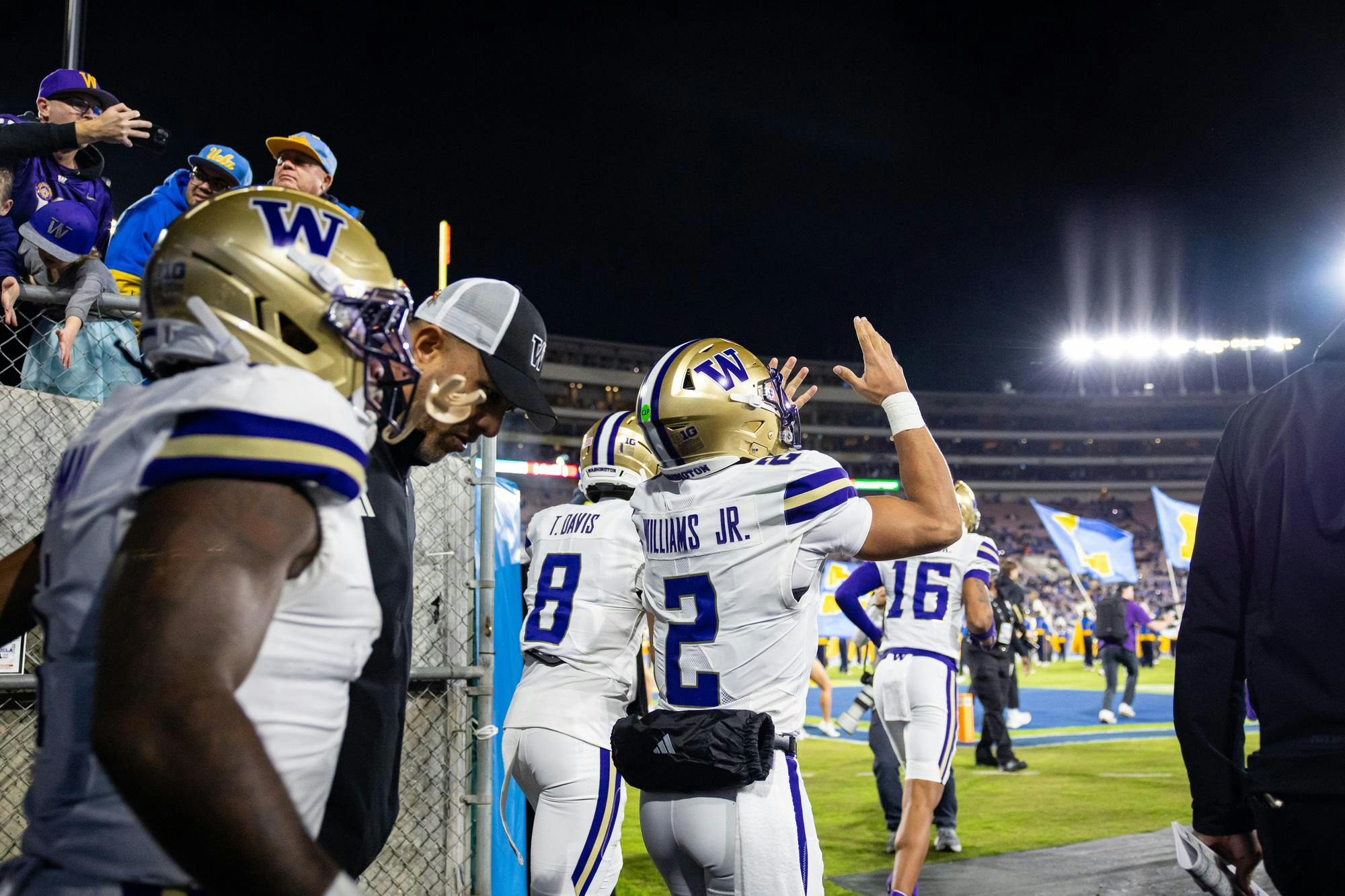 Washington jumps on UCLA miscues in a 48-14 blowout - The Daily