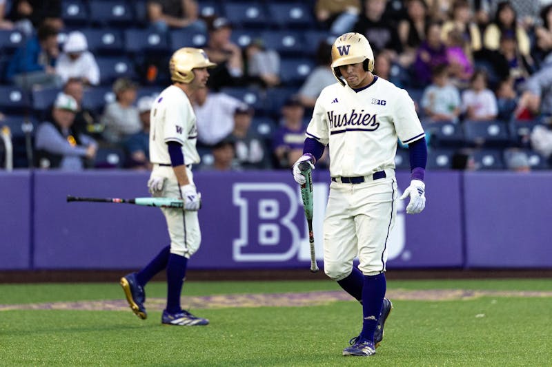 Washington falls apart in the eighth, drops series opener to No. 13 Oregon 6-4
