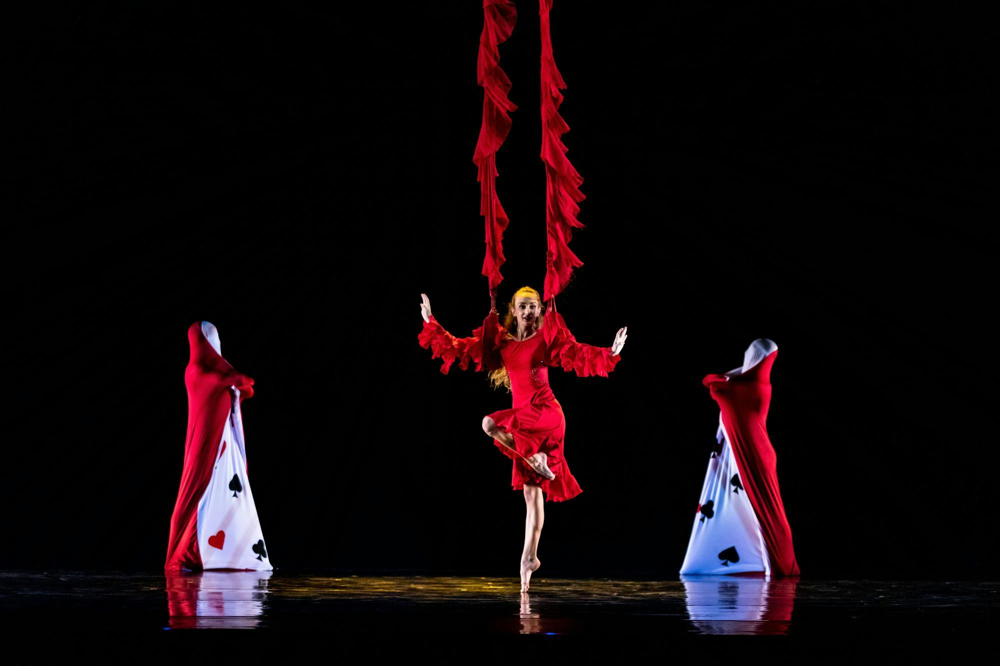 MOMIX's 'ALICE' blurs illusion and reality - The Daily