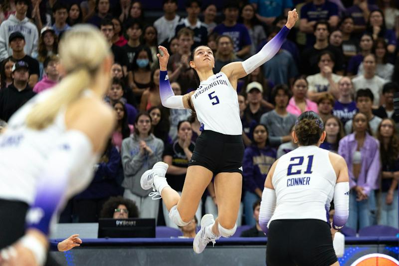 No. 21 Washington volleyball upsets No. 6 Wisconsin in five-set ...