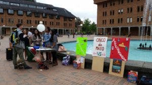 Members-of-the-Changemakers-Club-the-Latino-Student-Union-and-MEChA-explain-the-history-of-Cinco-de-Mayo-to-passing-students-in-Red-Square-Thursday-May-5.-Photo-by-Sara-Helms-1-300x169