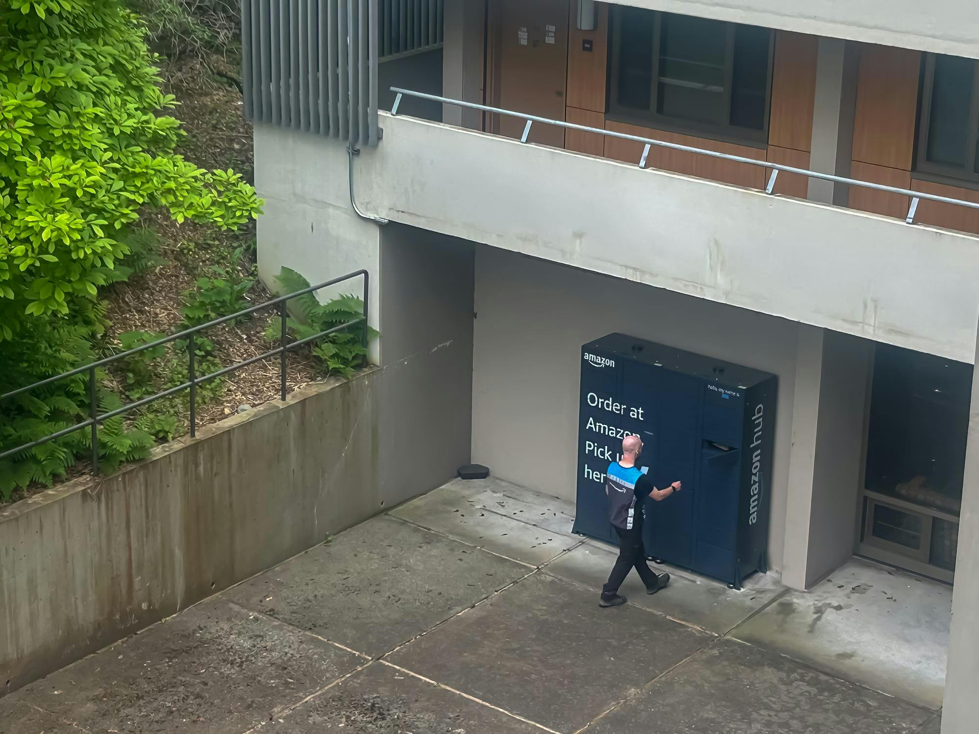 amazonlockers.jpg