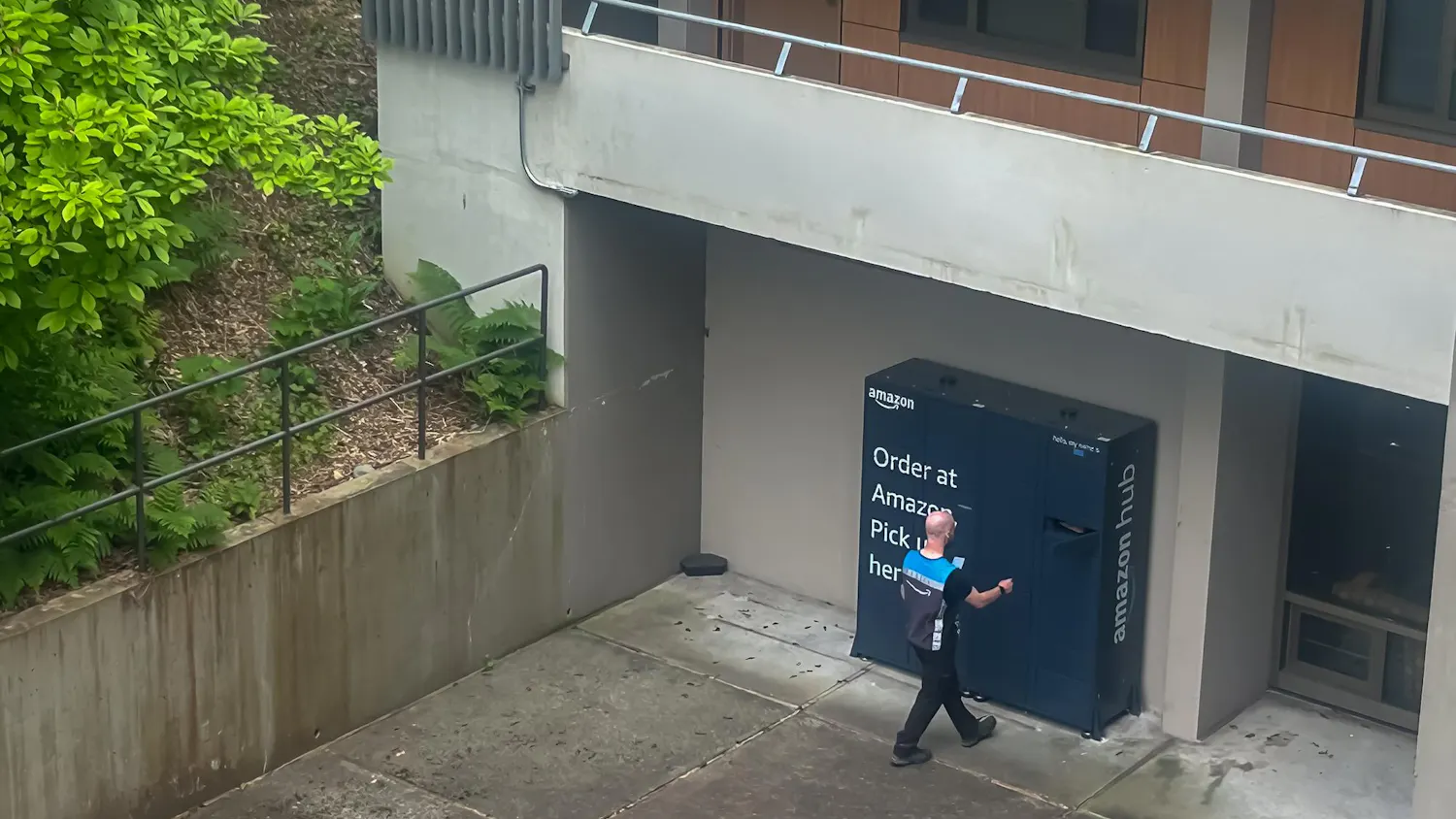 amazonlockers.jpg