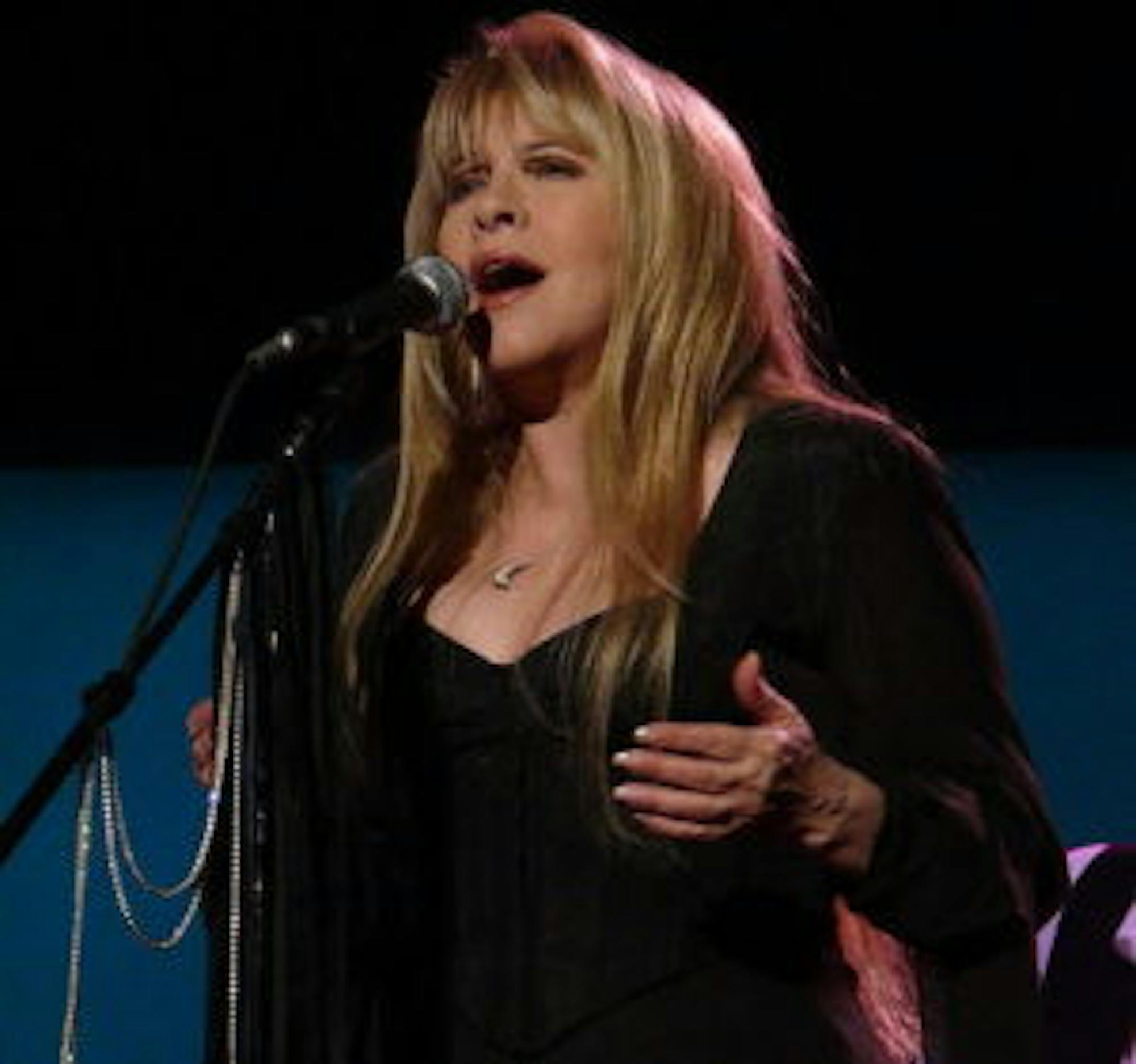 639px-StevieNicks-300x281