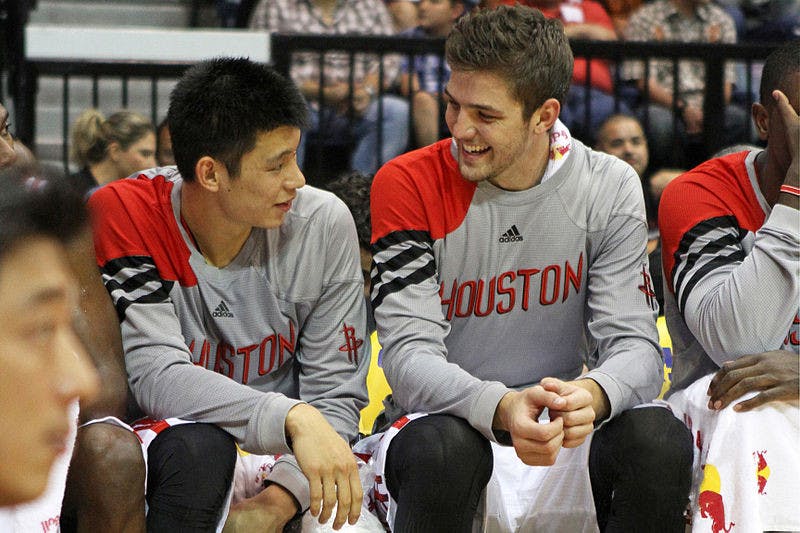 800px-Jeremy_Lin_and_Chandler_Parsons