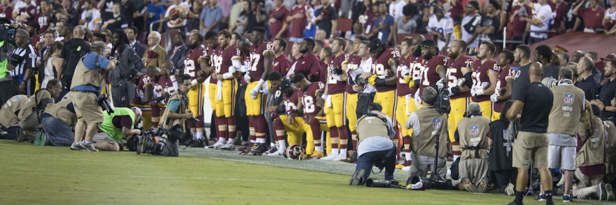 Washington_Redskins_National_Anthem_Kneeling_37301887651