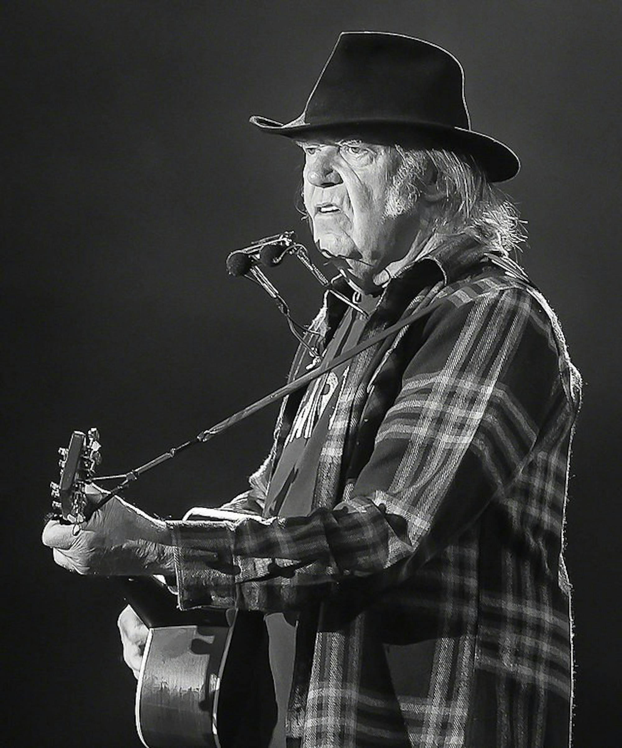 640px-Neil_Young_Stavernfestivalen_2016_220929