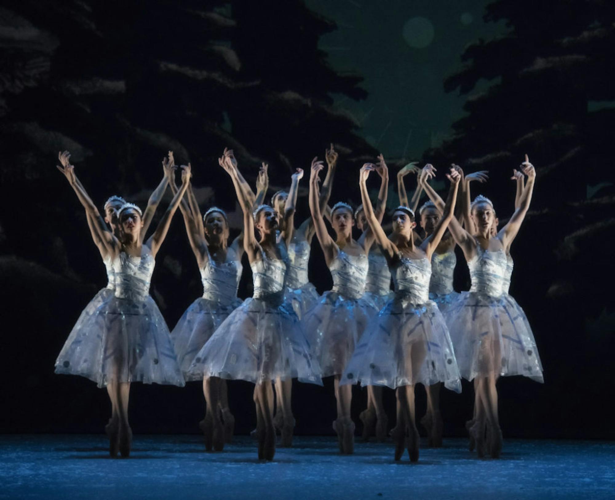 Atlanta-Ballet-dancers-as-snowflakes-1024x832