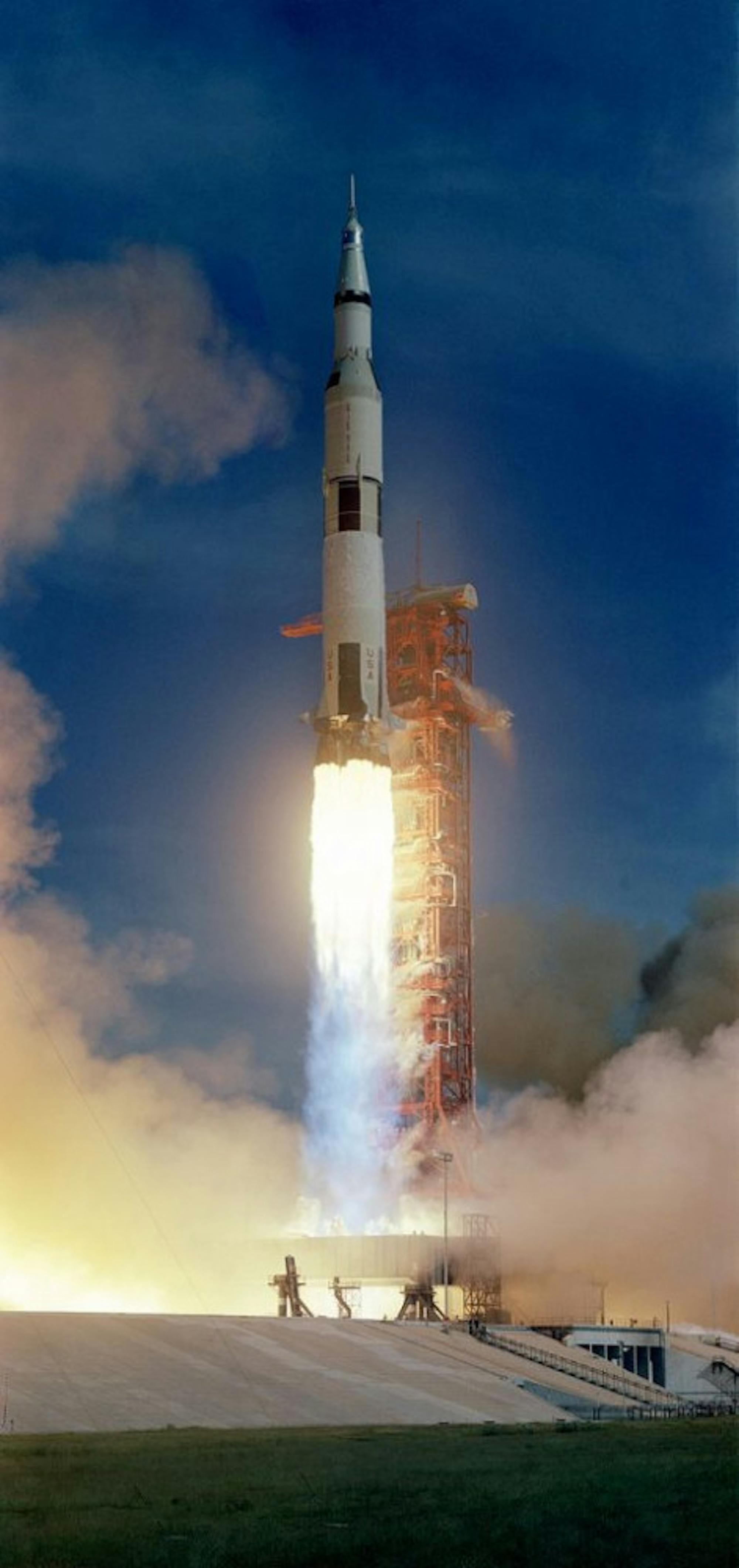 640px-Apollo_15_space_vehicle_is_launched_from_Pad_A-482x1024