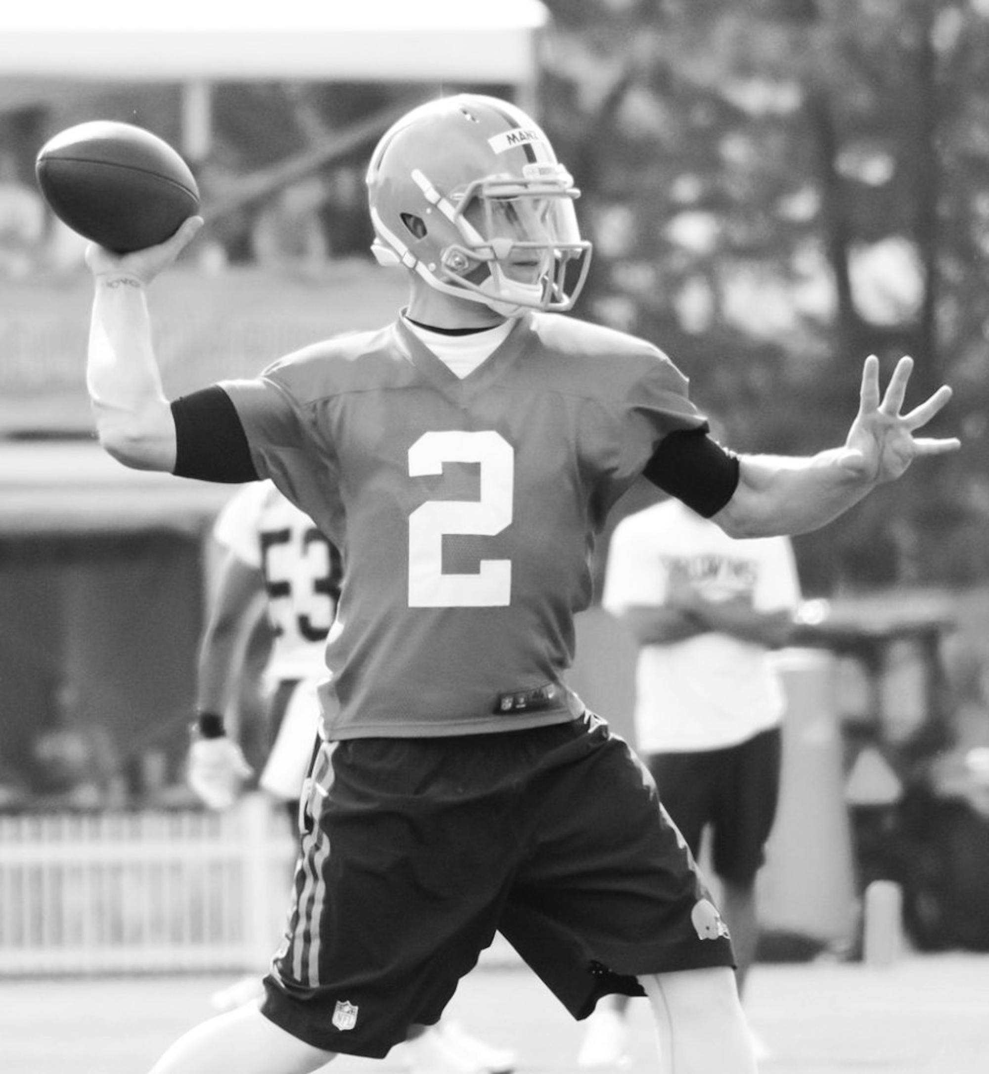 Cleveland Browns backup quarterback Johnny Manziel sets himself before making a throw. According to writer Jayson Patel, the Browns should give Manziel Brian Hoyer's starting spot. Courtesy of Wikimedia Commons.