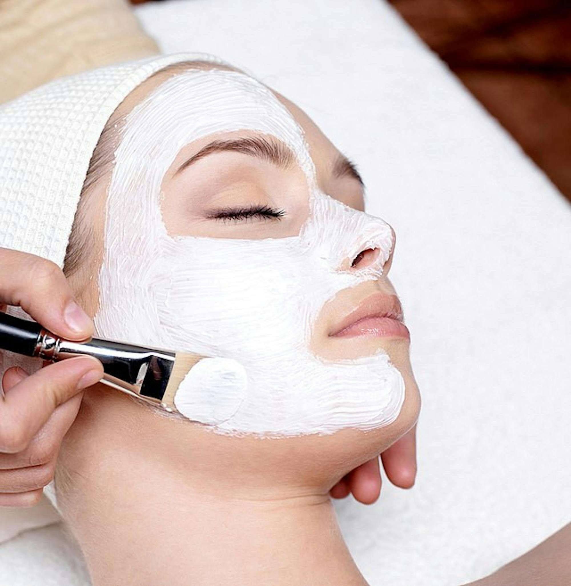 640px-Cosmetologist_applying_skincare_treatment