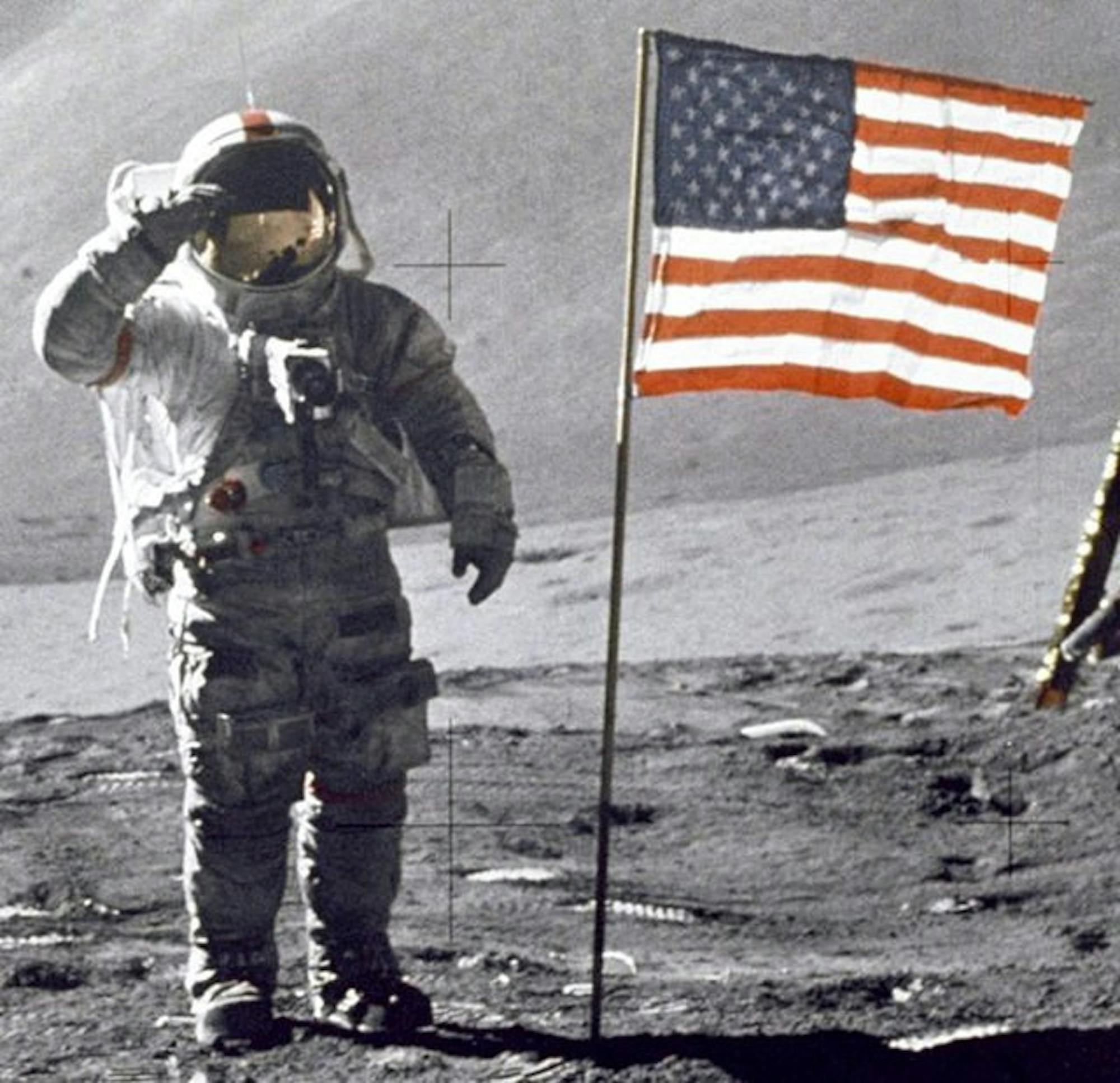 640px-Apollo_15_-_Scott_salutiert