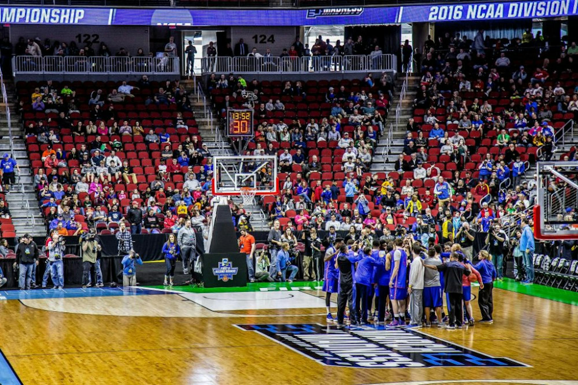 2560px-Kansas_Jayhawks_Open_Practice_at_the_2016_March_Madness_Opening_Rounds_25817745926-1024x683