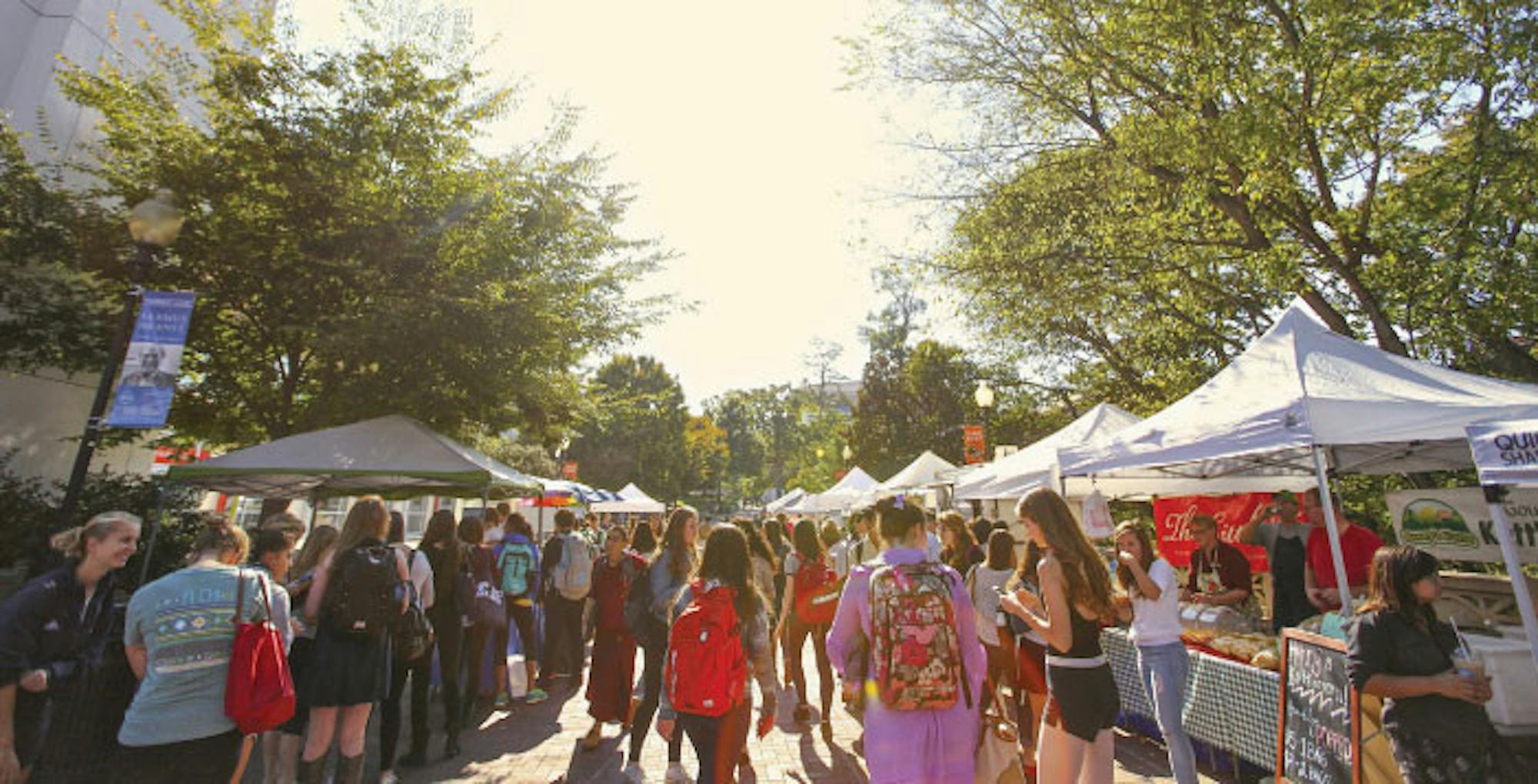 A sunny Tuesday afternoon attracted hundreds of Emory students to Cox Hall Bridge for the weekly Farmers Market from 11 a.m. to 3 p.m. The local vendors served a variety of food, including Korean barbecue buns, tamales and fruit, as well as King of Pops. Food from the Farmers Market is organic and locally produced and usually includes artisan food products such as varieties of honey and sauces. | Photo by Jason Oh/Staff