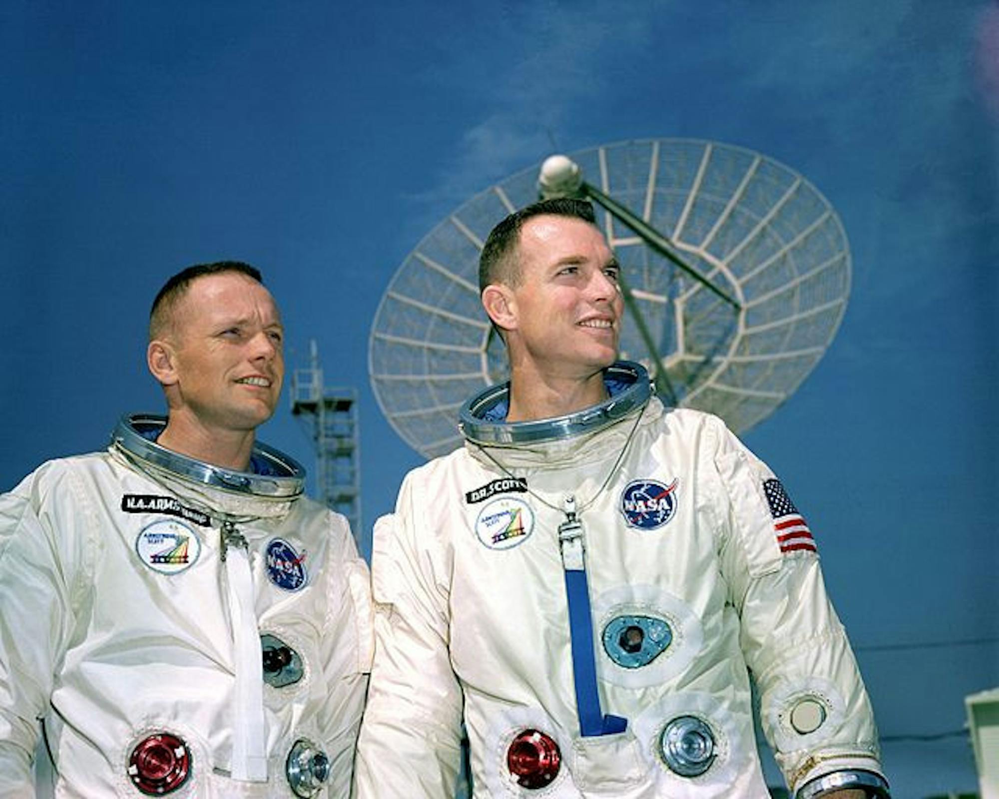 Astronauts_Neil_A._Armstrong_left_command_pilot_and_David_R._Scott_pilot_the_Gemini-8_prime_crew_during_a_photo_session