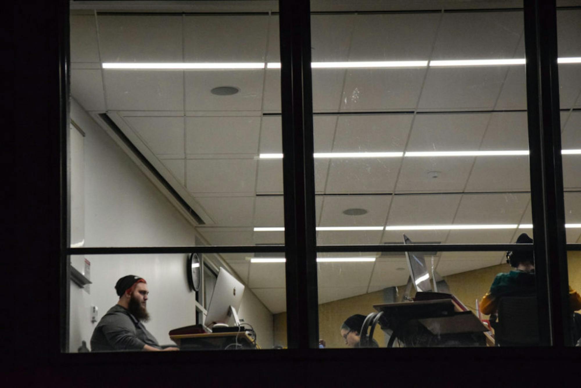 Students around campus | Photo by Jessica Fugett | The Wright State Guardian