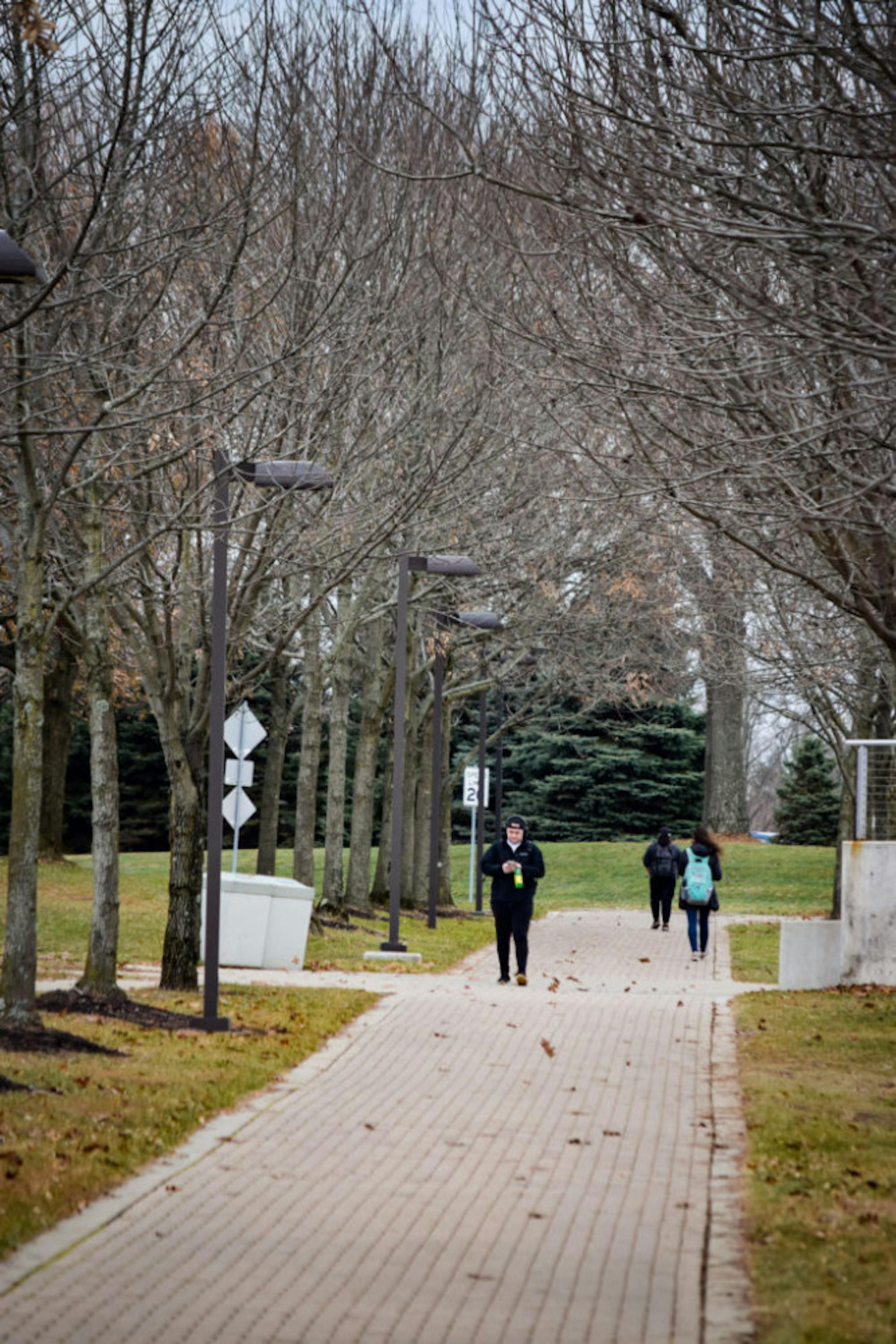 Students around campus | Photo by Jessica Fugett | The Wright State Guardian