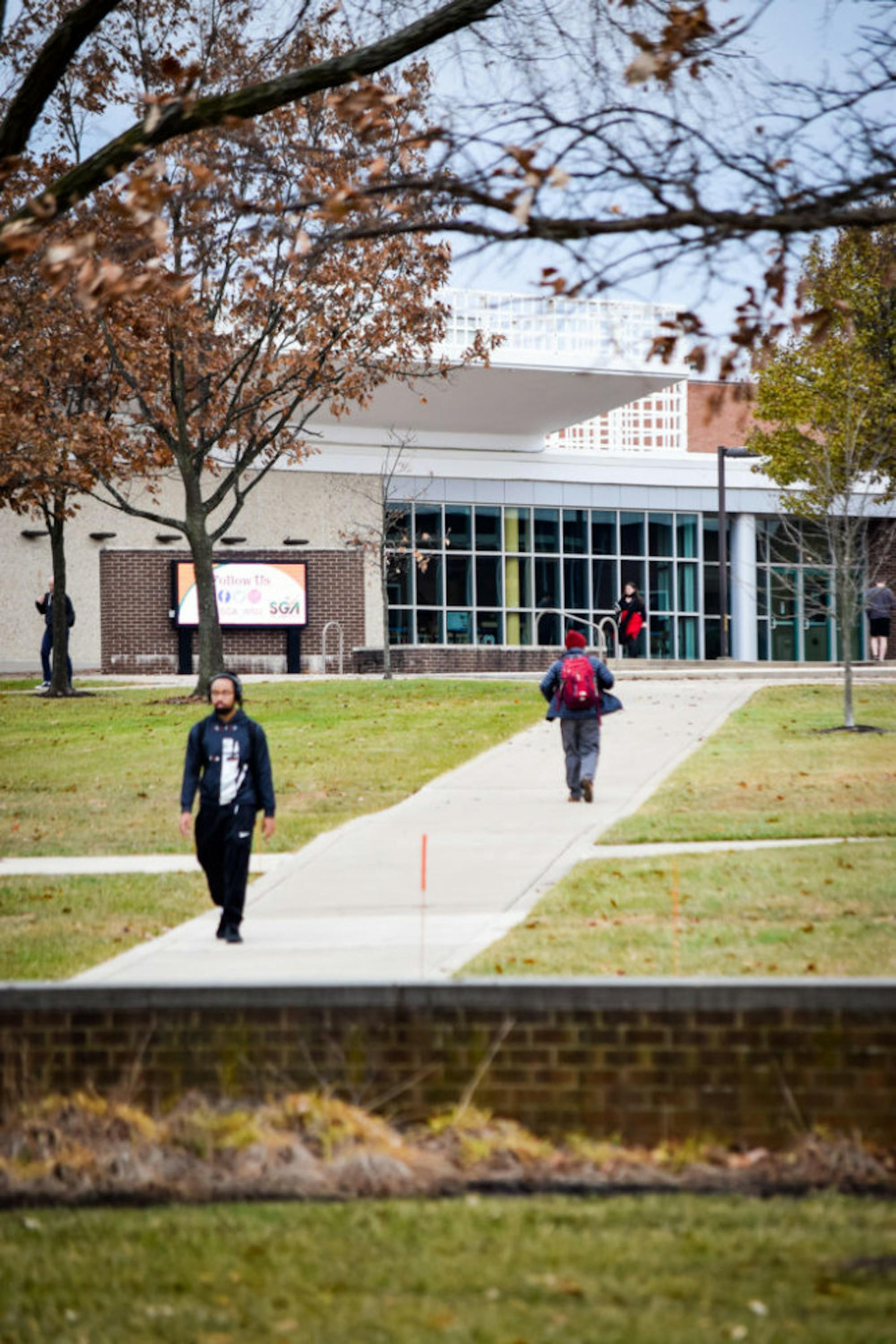 Students around campus | Photo by Jessica Fugett | The Wright State Guardian